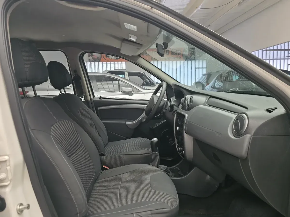 Renault Logan Dynamique 2016 — foto 10 de 15: interior