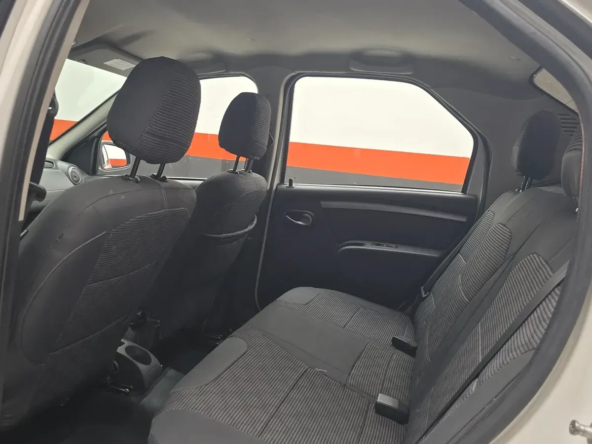 Renault Logan Dynamique 2016 — foto 13 de 15