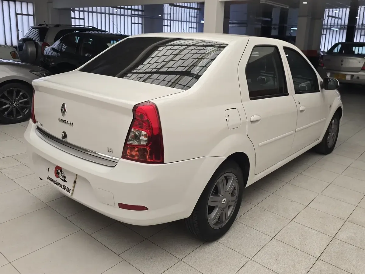 Renault Logan Dynamique 2016 — foto 6 de 15: trasera 3/4