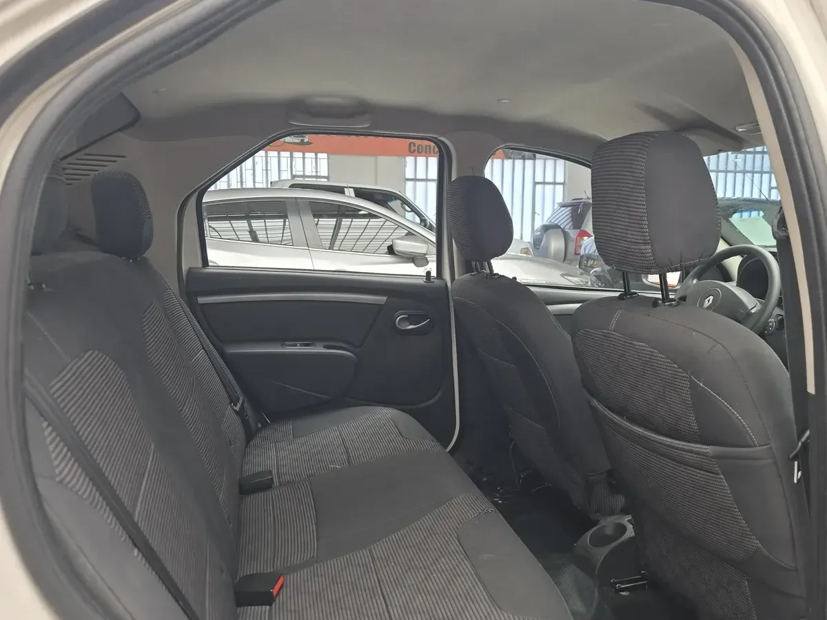 Renault Logan Dynamique 2016 — foto 11 de 15