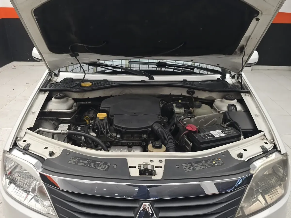 Renault Logan Dynamique 2016 — foto 14 de 15: motor