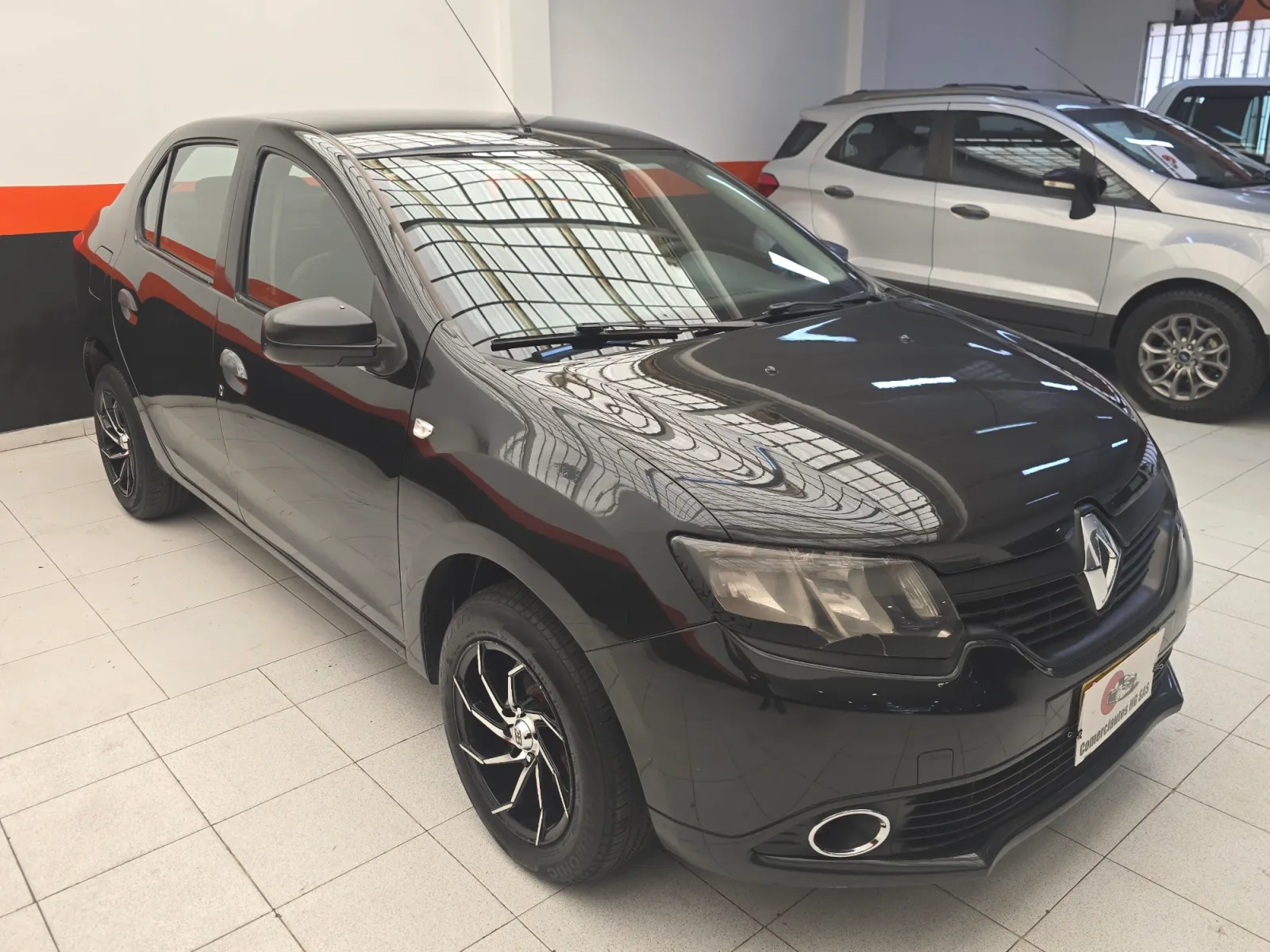 Renault Logan Authentique 2017 — foto 3 de 15: trasera 3/4